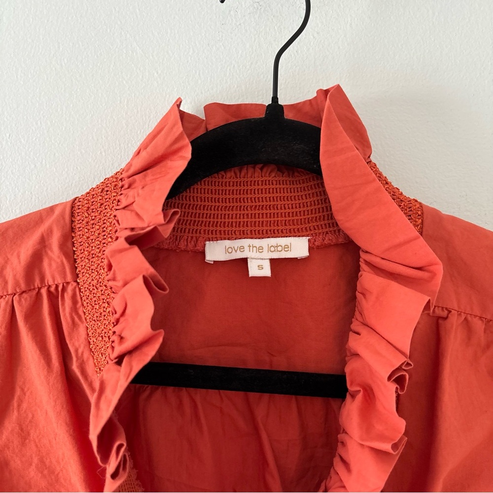 Love The Label Zuri Top Cotton Poplin Blouse Ruffled Neckline Smocked Placket - Picture 3 of 6